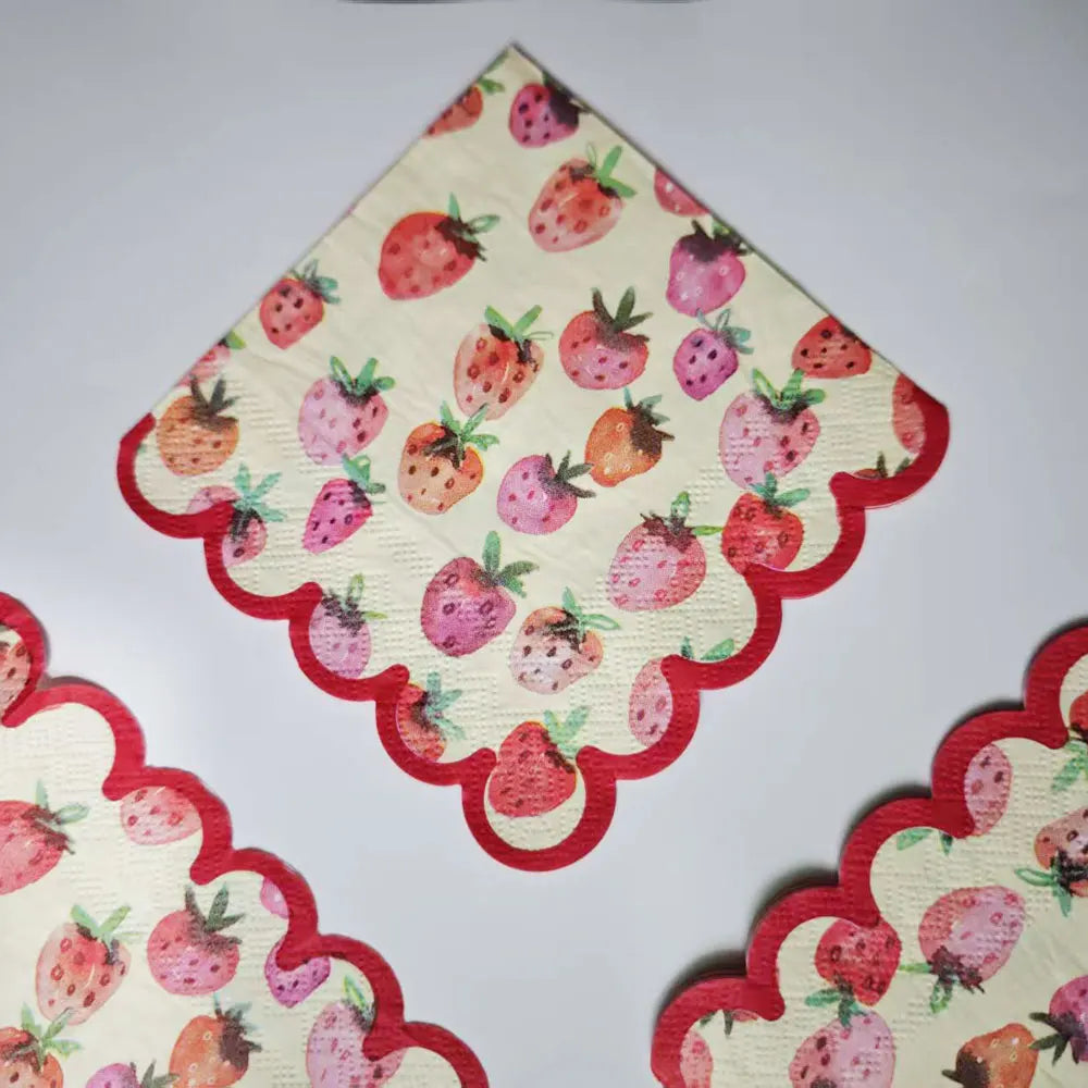 40pcs 25*25cm 3-Ply Red Strawberry Printed Cut Edge Cocktail Napkins Bar Party Paper Wavy Edge Printed Paper Placemats，Suitable