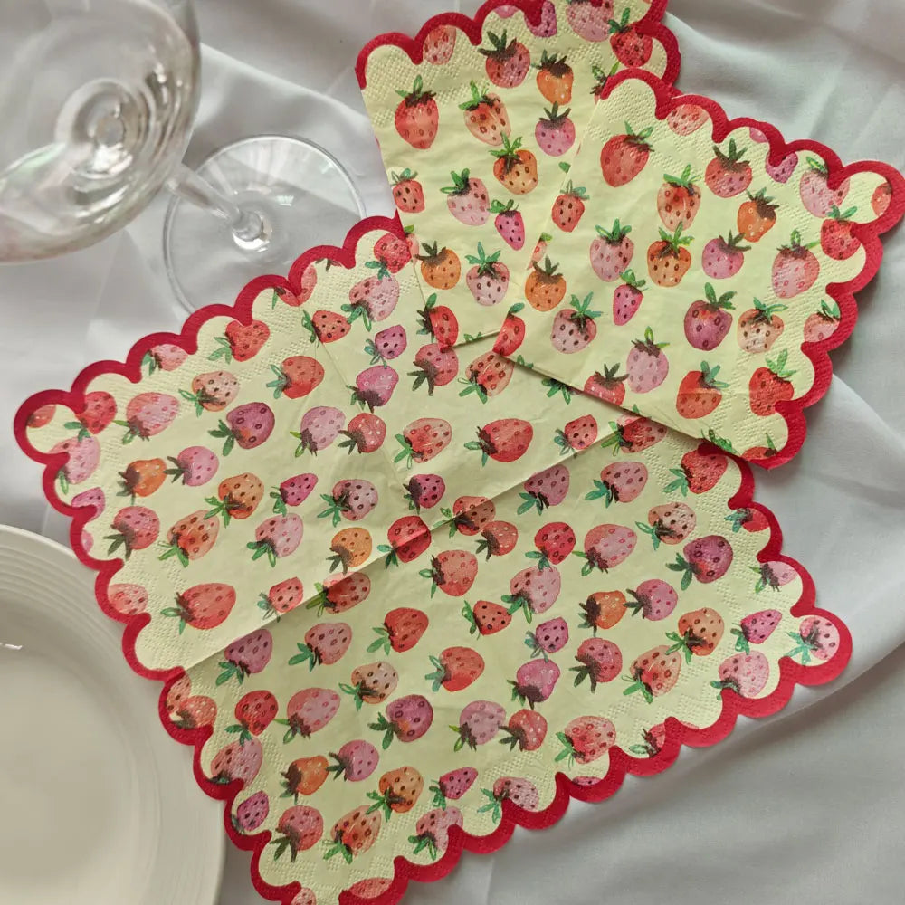 40pcs 25*25cm 3-Ply Red Strawberry Printed Cut Edge Cocktail Napkins Bar Party Paper Wavy Edge Printed Paper Placemats，Suitable